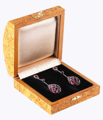 Серьги из золота 585 пробы, общим весом 26,04 грамма, с бриллиантами и рубинами